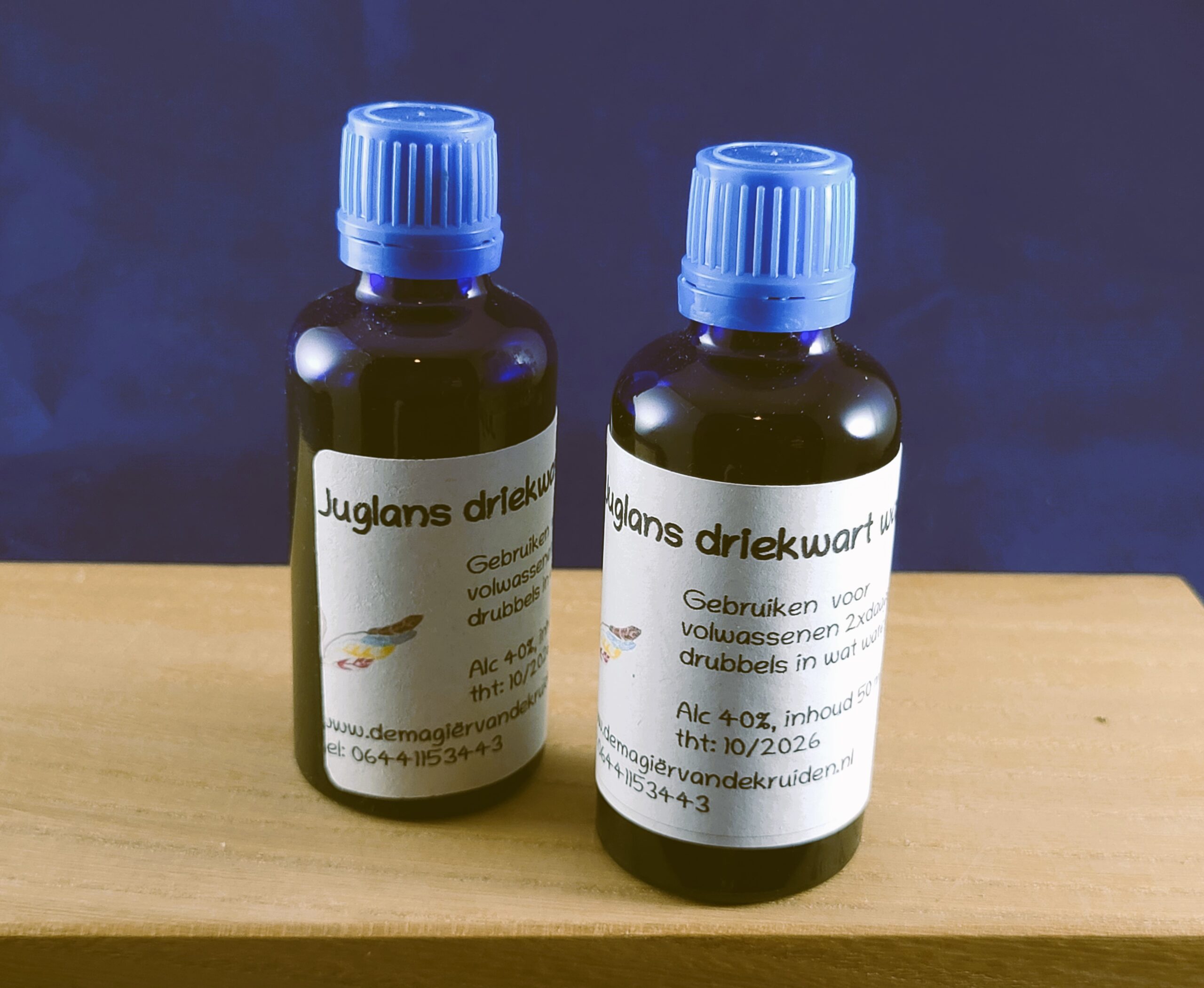 Twee bruine druppelflesjes tinctuur, close-up van de etiketten.
