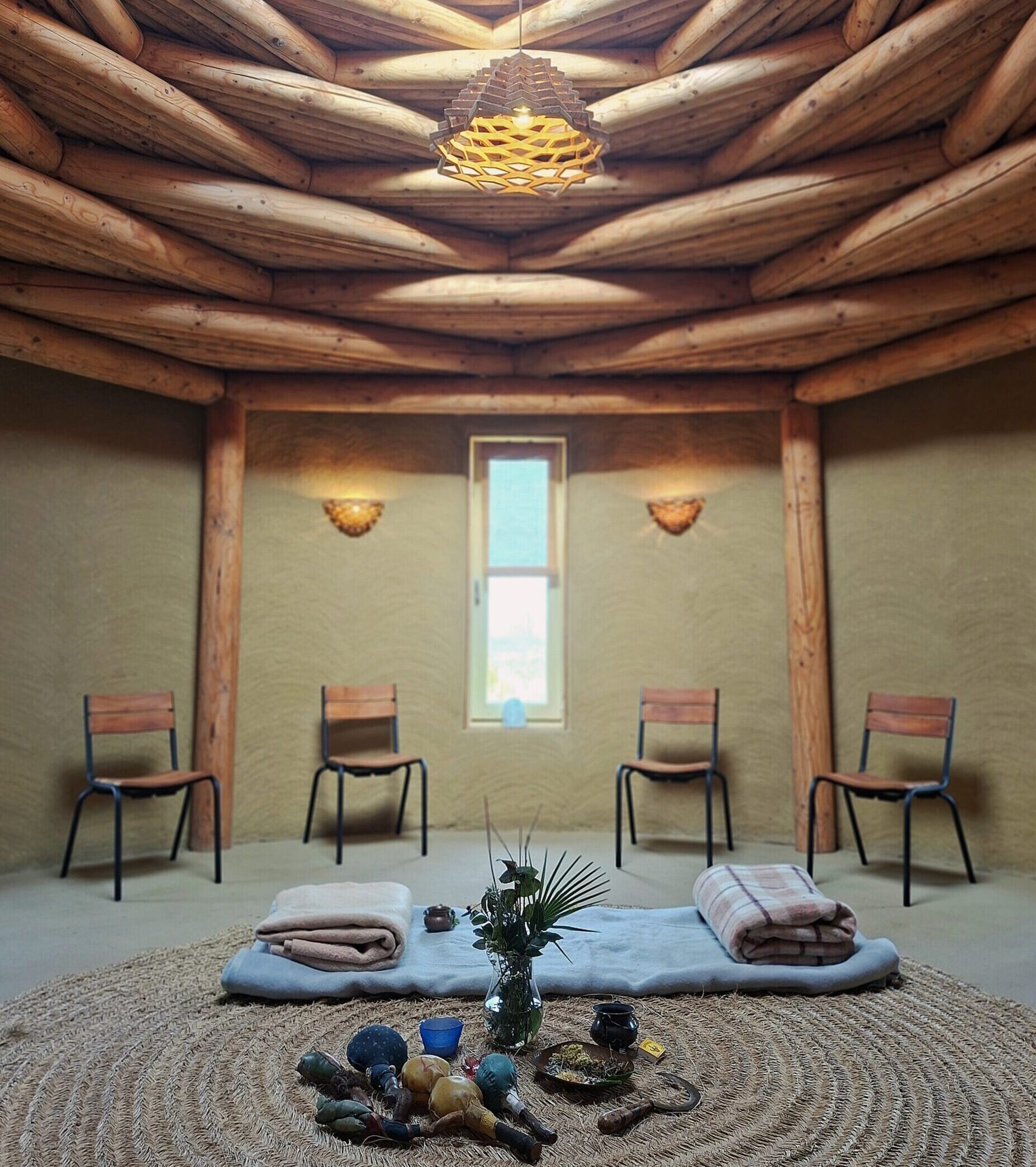 Binnenkant van Tempel Ychawhandadia met houten stoelen in een cirkel